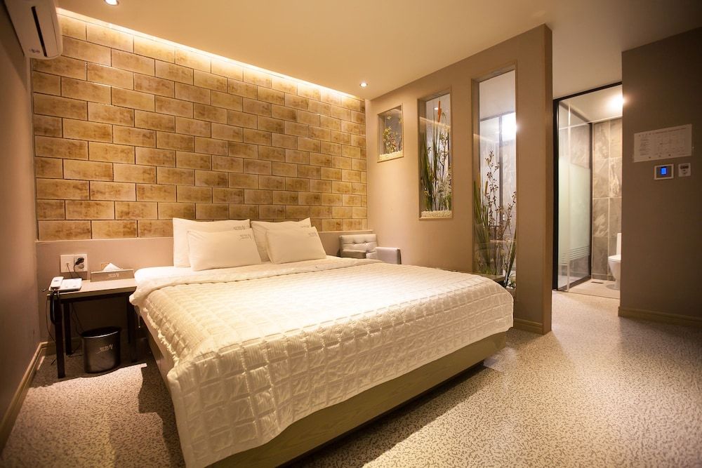 undefined Pine Hill 4