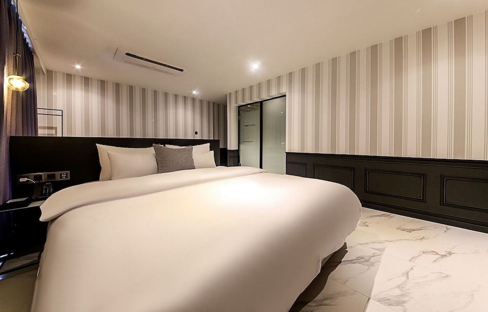 undefined Brown Dot Hotel Nampo Chungmu 2