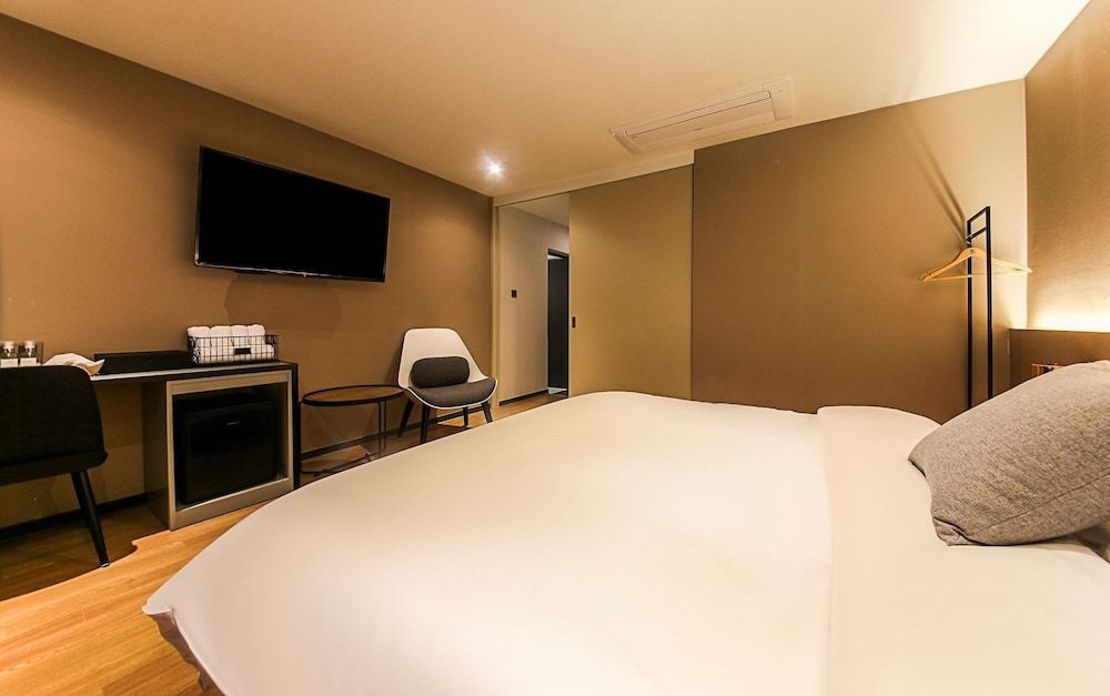 undefined Brown Dot Hotel Nampo Chungmu 4