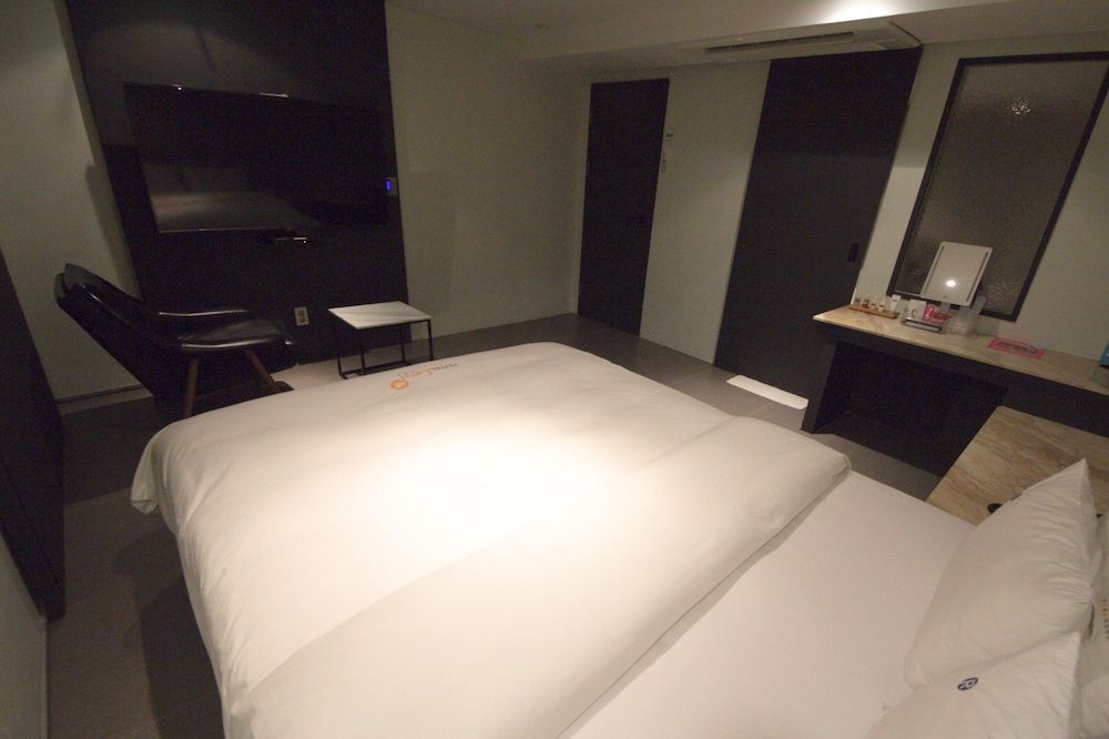 undefined Lazzi Motel 6