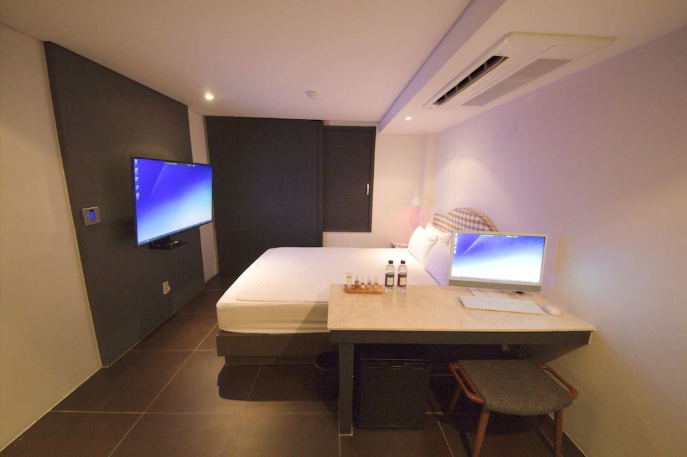 undefined Lazzi Motel 8