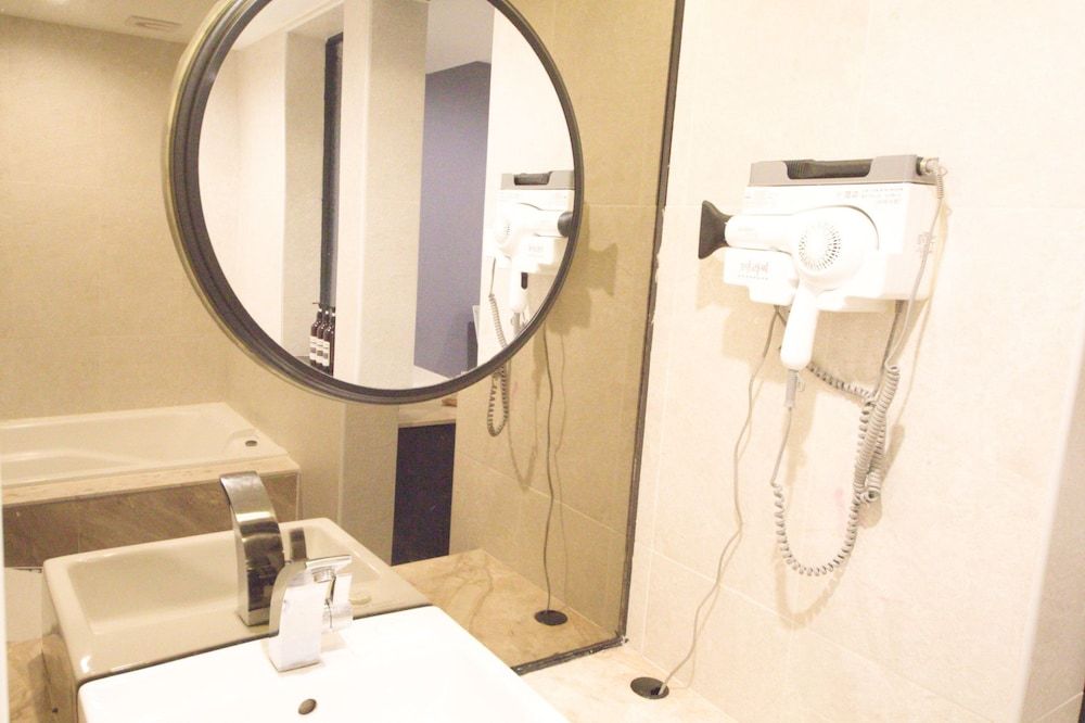 undefined Lazzi Motel 9