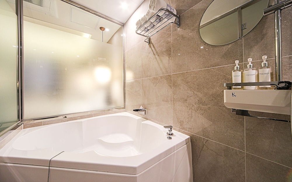 Hotel Button Deluxe Room 3