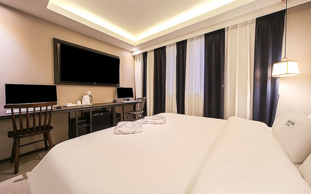 Hotel Button Deluxe Room 2
