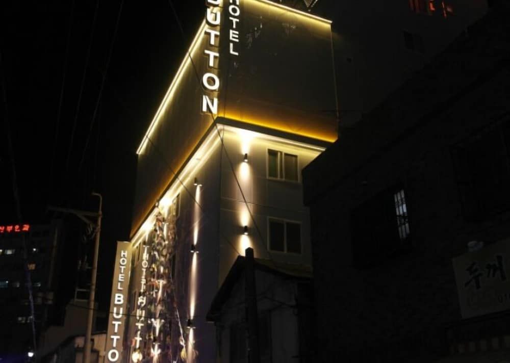 undefined Hotel Button 6