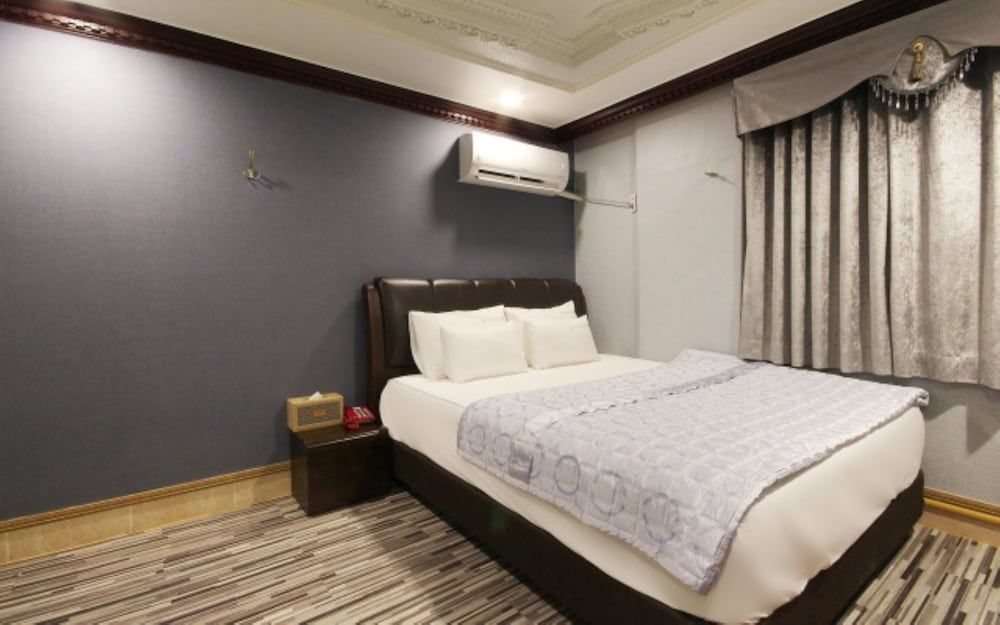 undefined Paradise Motel 7