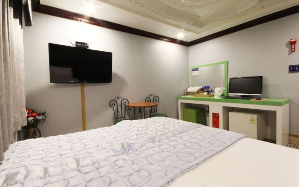 undefined Paradise Motel 9