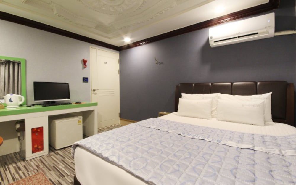 undefined Paradise Motel 8