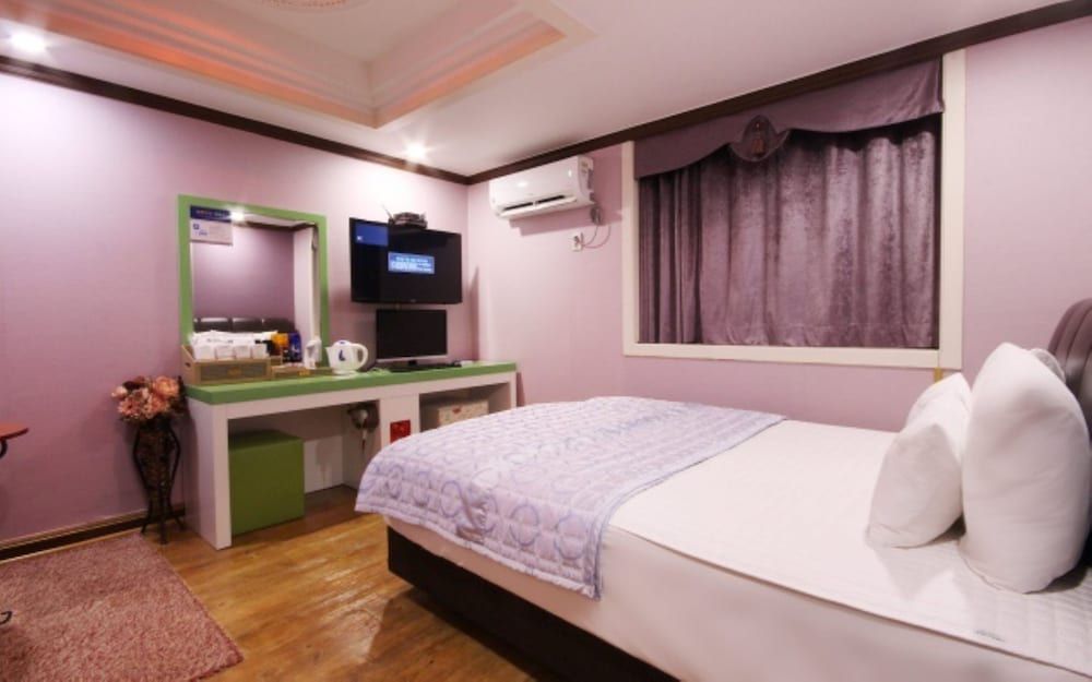 Paradise Motel Standard Room 2