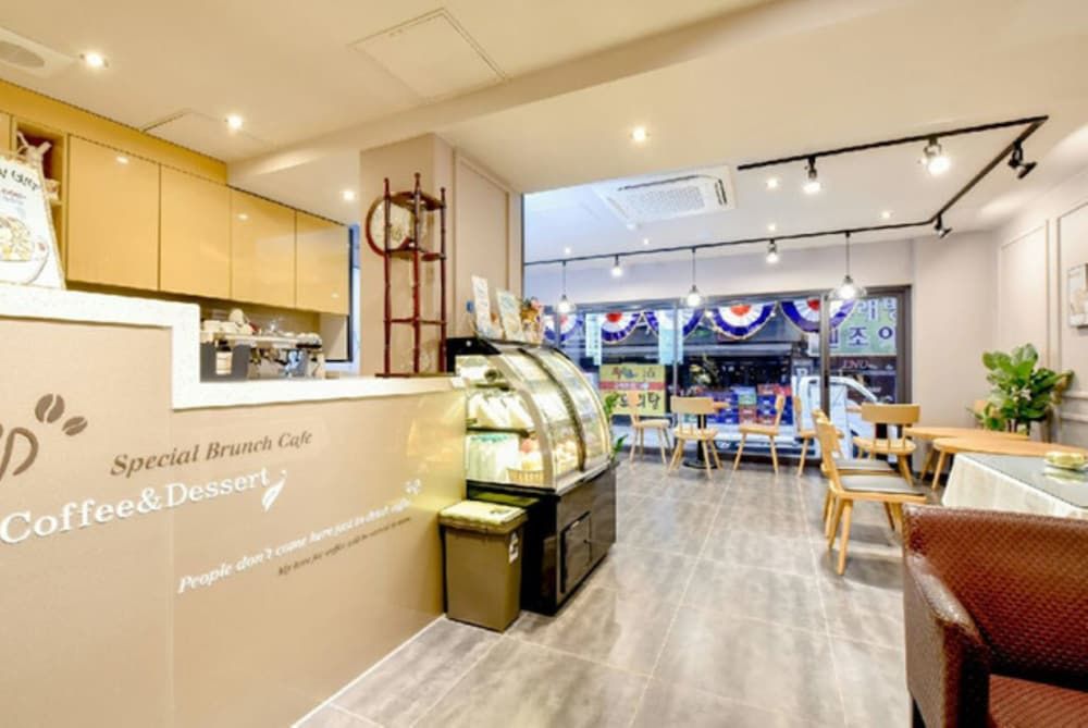 undefined Paradise Motel 4