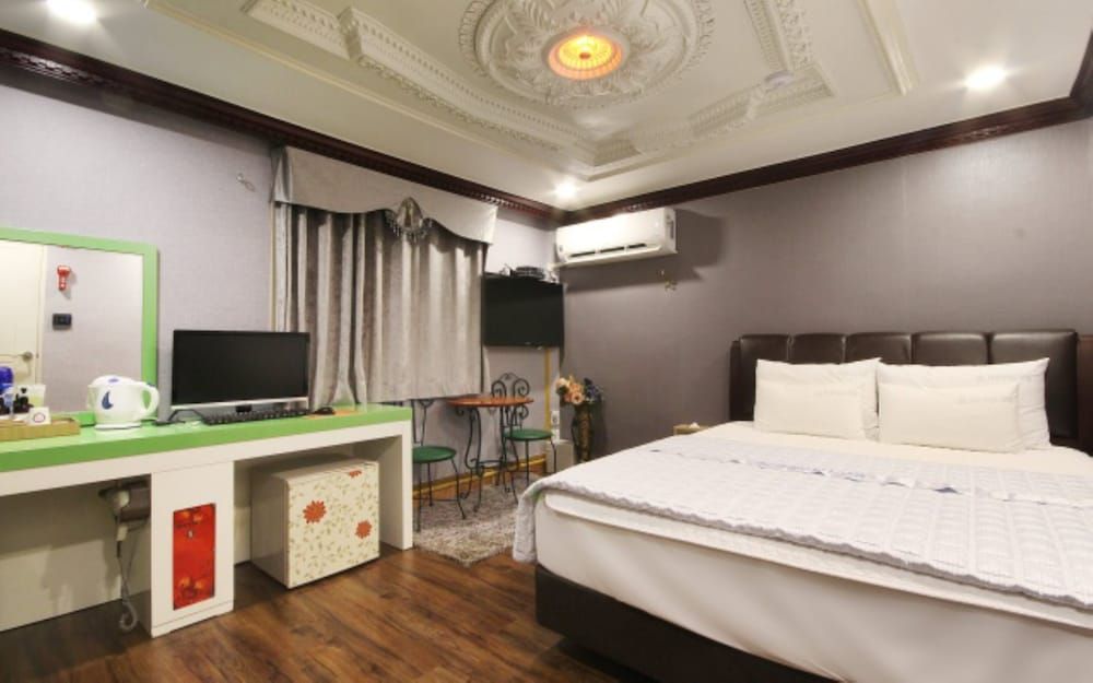 Paradise Motel Premier Room 8