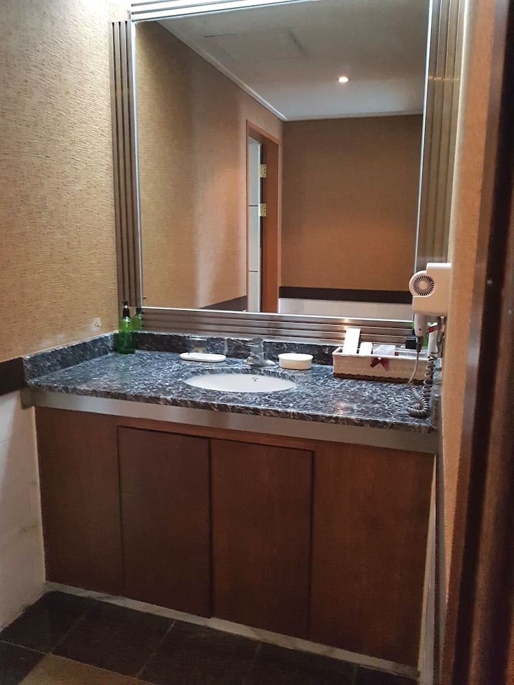 Diamond Hotel Busan Semi-Twin Room 3