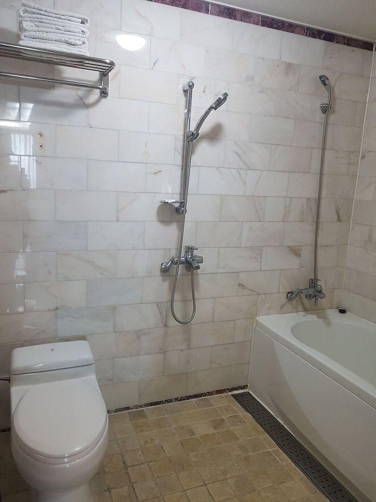 Diamond Hotel Busan Semi-Twin Room 4