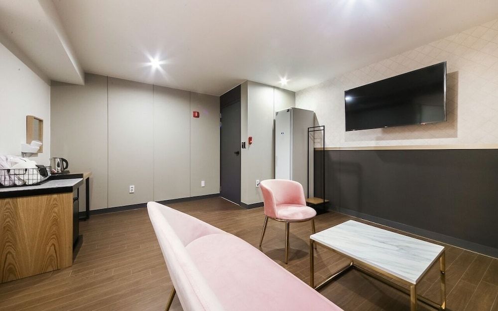 Gray 194 Hotel Superior Double Room 11