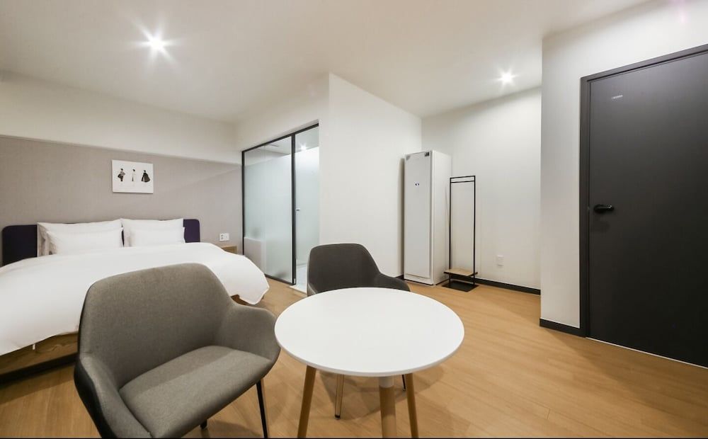 Gray 194 Hotel Superior Double Room 6