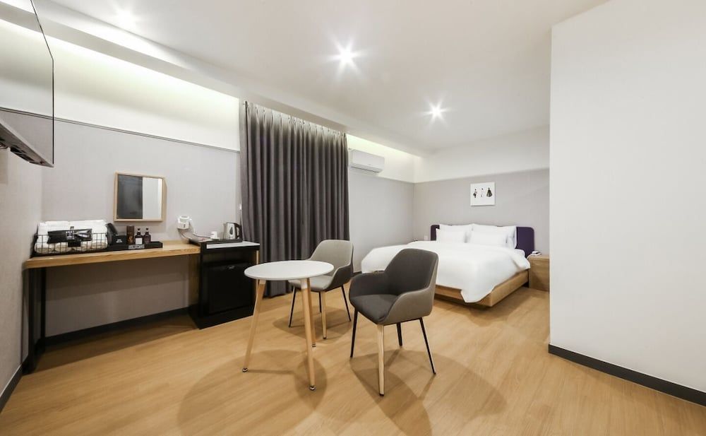 Gray 194 Hotel Superior Double Room 9