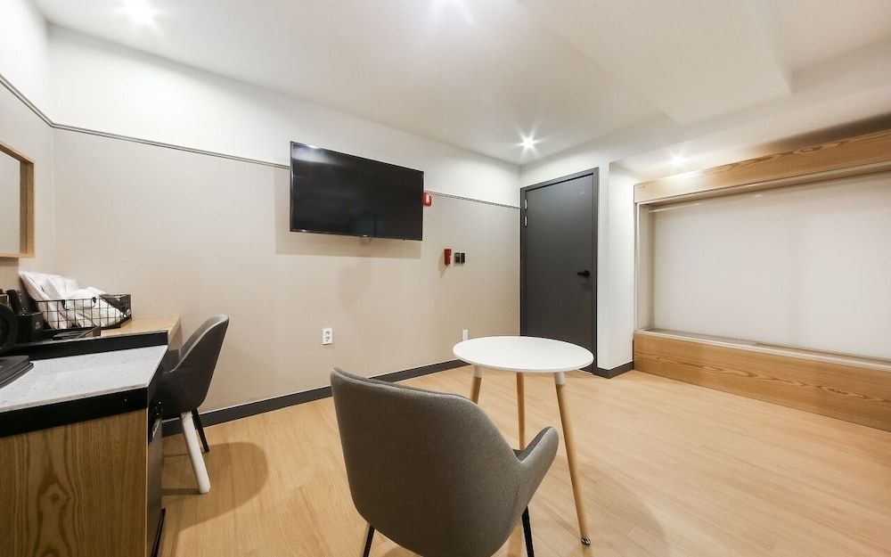 Gray 194 Hotel Deluxe Double Room 5