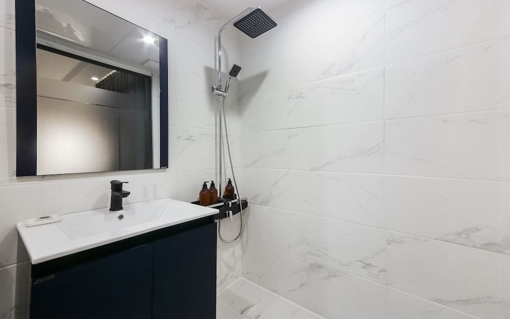 Gray 194 Hotel Standard Double Room 8