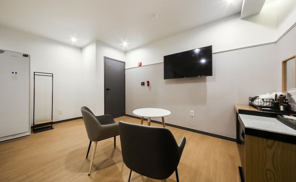 Gray 194 Hotel Superior Double Room 8