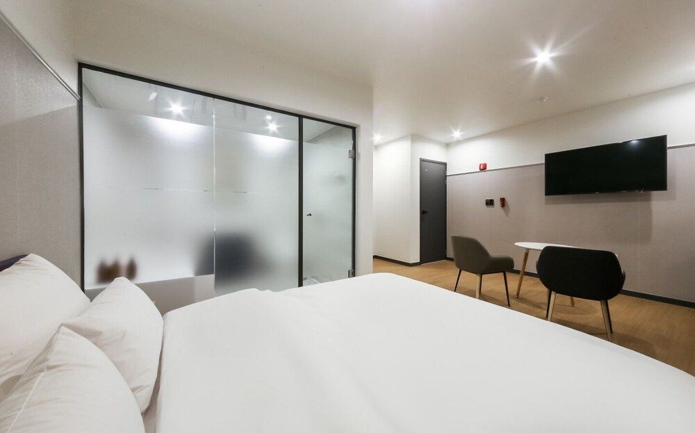 Gray 194 Hotel Superior Double Room 7