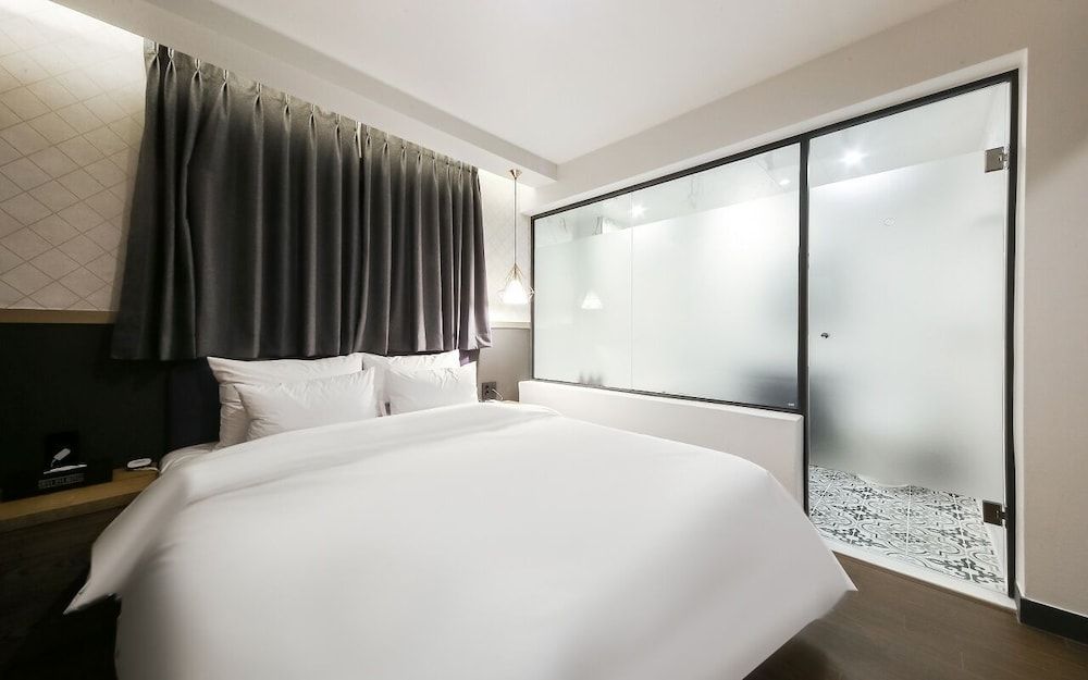 Gray 194 Hotel Superior Double Room 4