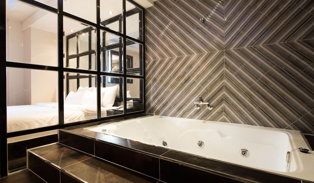Deep Soaking Bathtub