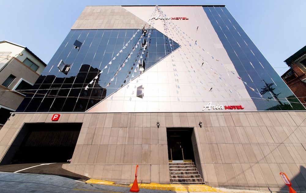 undefined Aria Motel 5