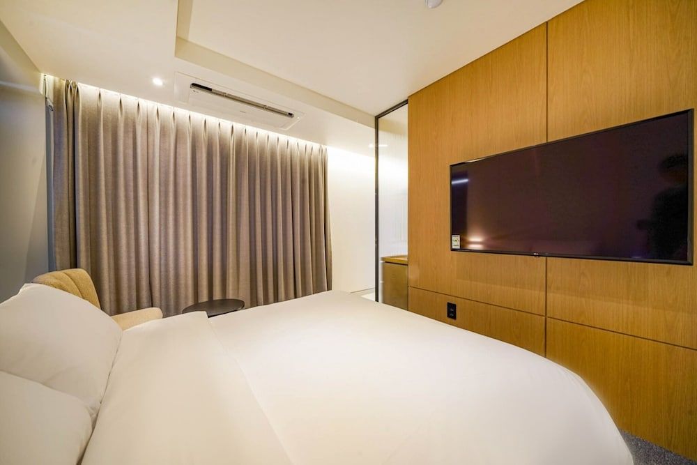 Haeundae Thevan Hotel Suite Queen Triple Terrace -OTT services free viewing, Latex motion bed, Bathtub, Safe, Free parking 17