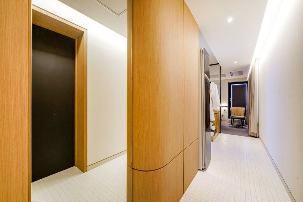 Haeundae Thevan Hotel Suite Queen Triple Terrace -OTT services free viewing, Latex motion bed, Bathtub, Safe, Free parking 16