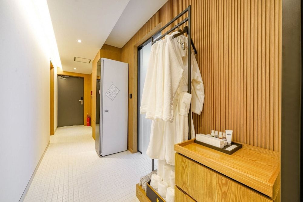 Haeundae Thevan Hotel Suite Queen Triple Terrace -OTT services free viewing, Latex motion bed, Bathtub, Safe, Free parking 9
