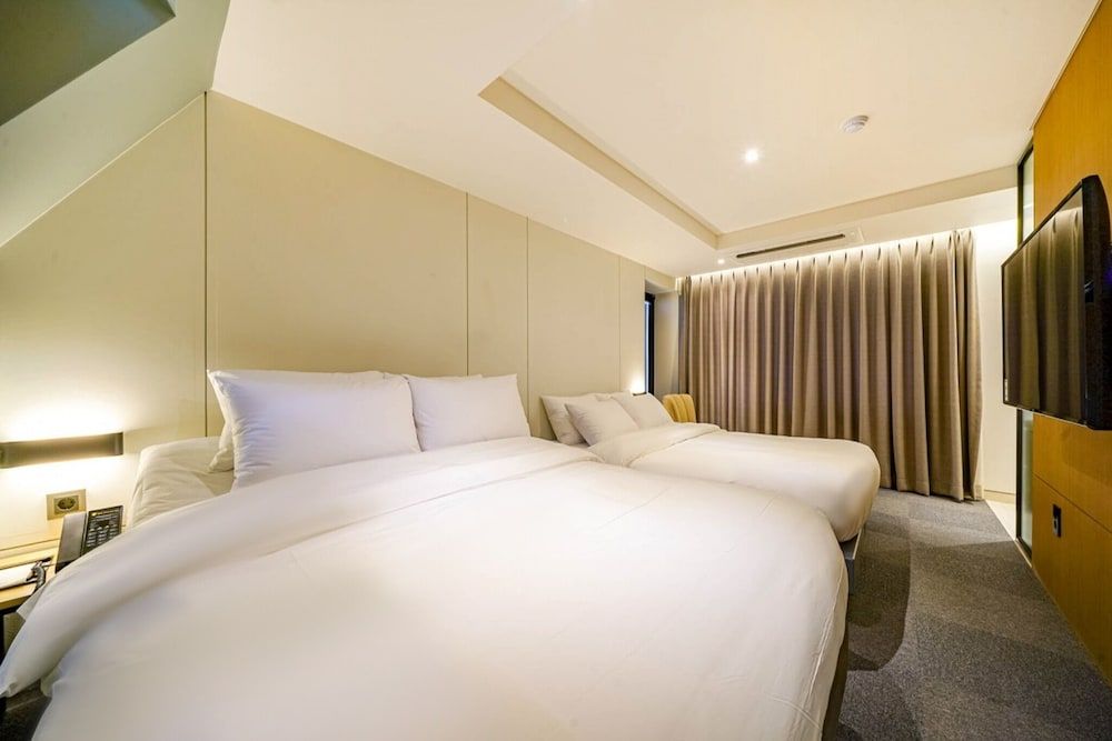 Haeundae Thevan Hotel Suite Queen Triple Terrace -OTT services free viewing, Latex motion bed, Bathtub, Safe, Free parking 3
