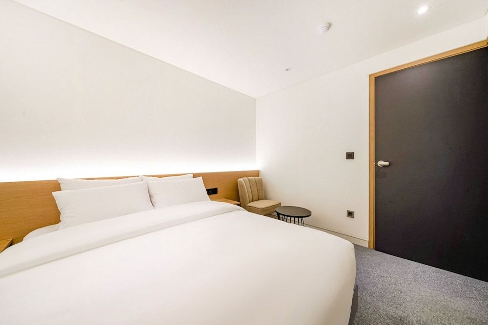 Haeundae Thevan Hotel Suite Queen Triple Terrace -OTT services free viewing, Latex motion bed, Bathtub, Safe, Free parking 2