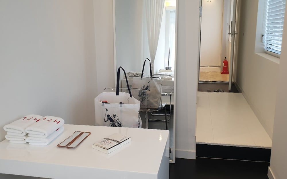 H7L 2 Persons Pent Room, Ocean View 8