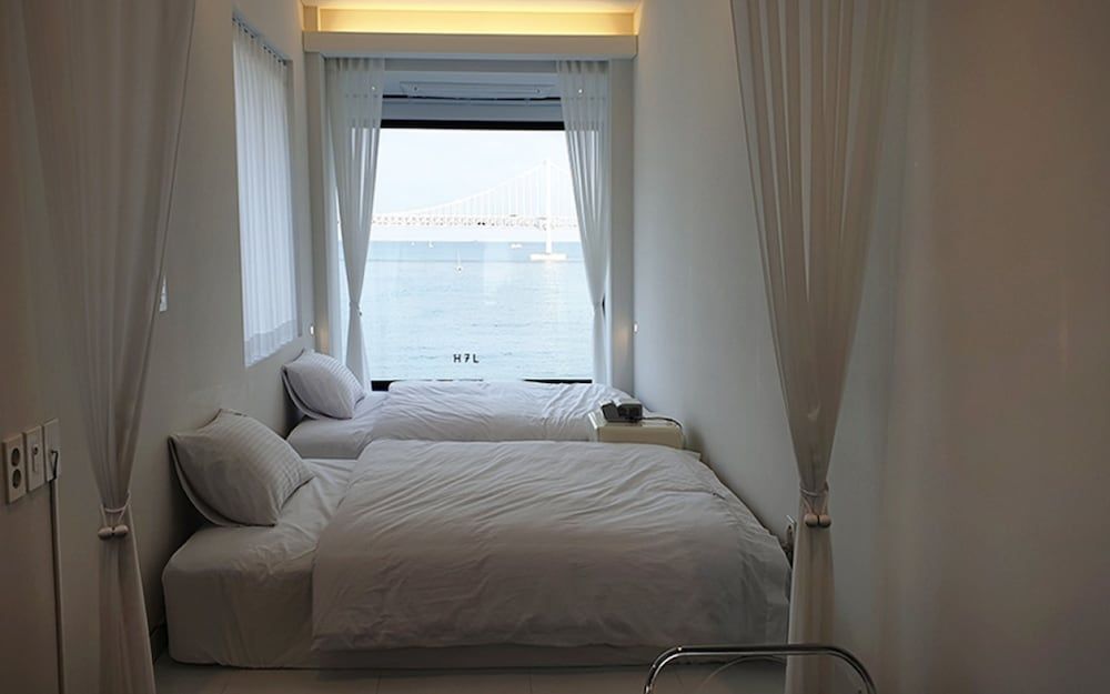 H7L 2 Persons Pent Room, Ocean View 2