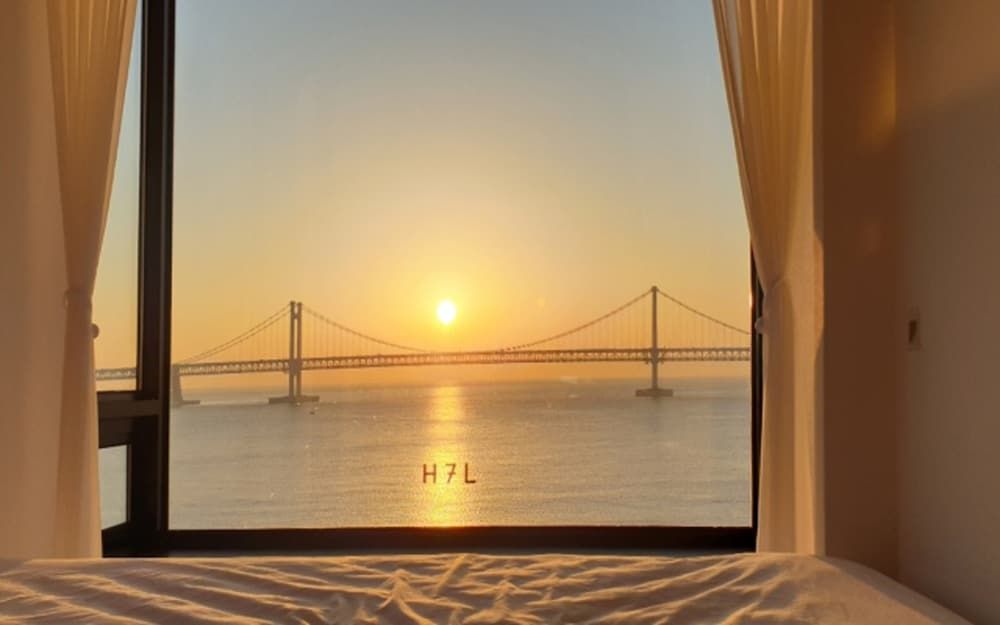 H7L 2 Persons Pent Room, Ocean View 7