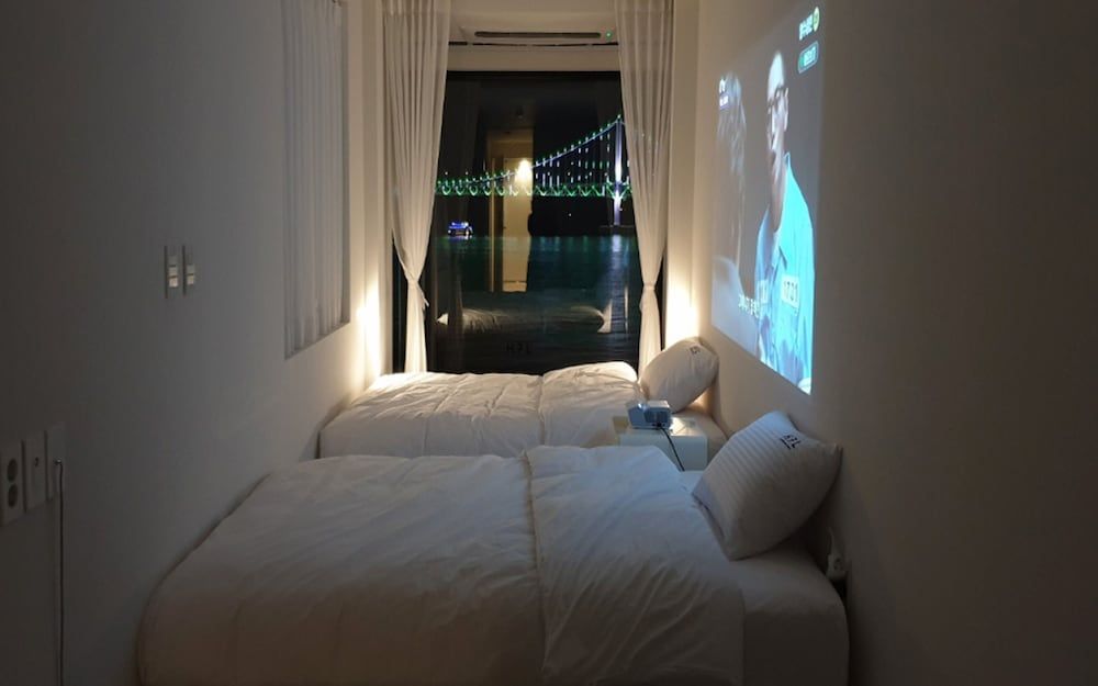 H7L 2 Persons Pent Room, Ocean View 11