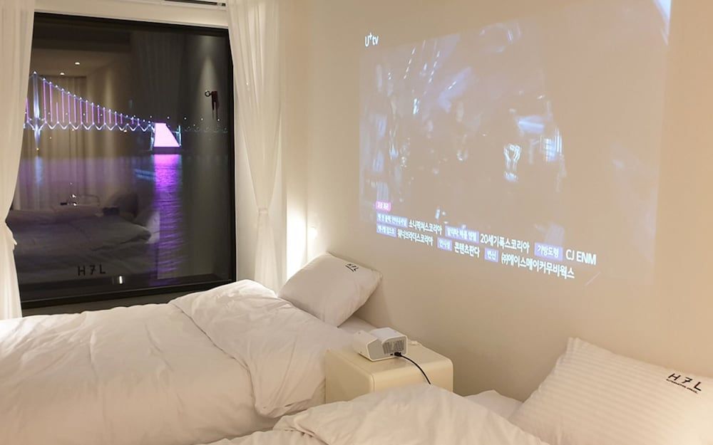 H7L 2 Persons Pent Room, Ocean View 10