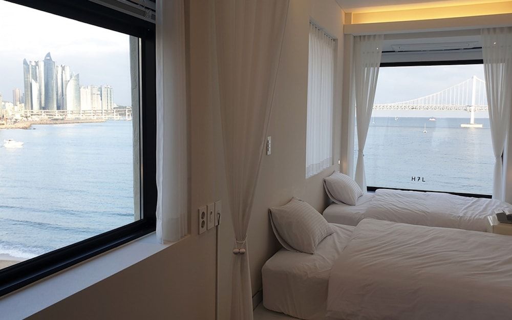 H7L 2 Persons Pent Room, Ocean View 9