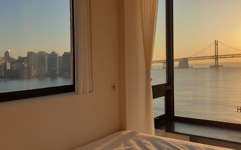 H7L 2 Persons Pent Room, Ocean View 13