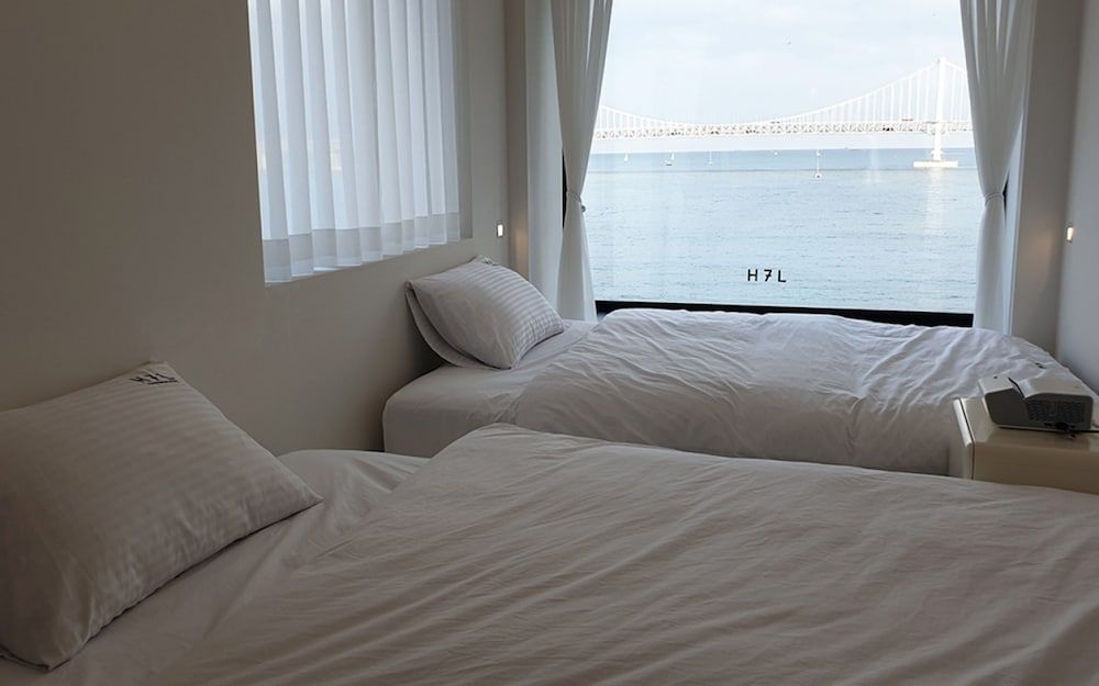 H7L 2 Persons Pent Room, Ocean View