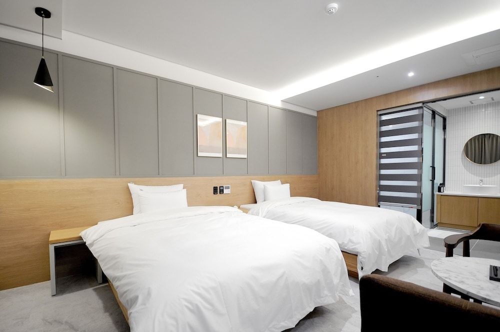 Hound Hotel Gijang Deluxe Twin Room
