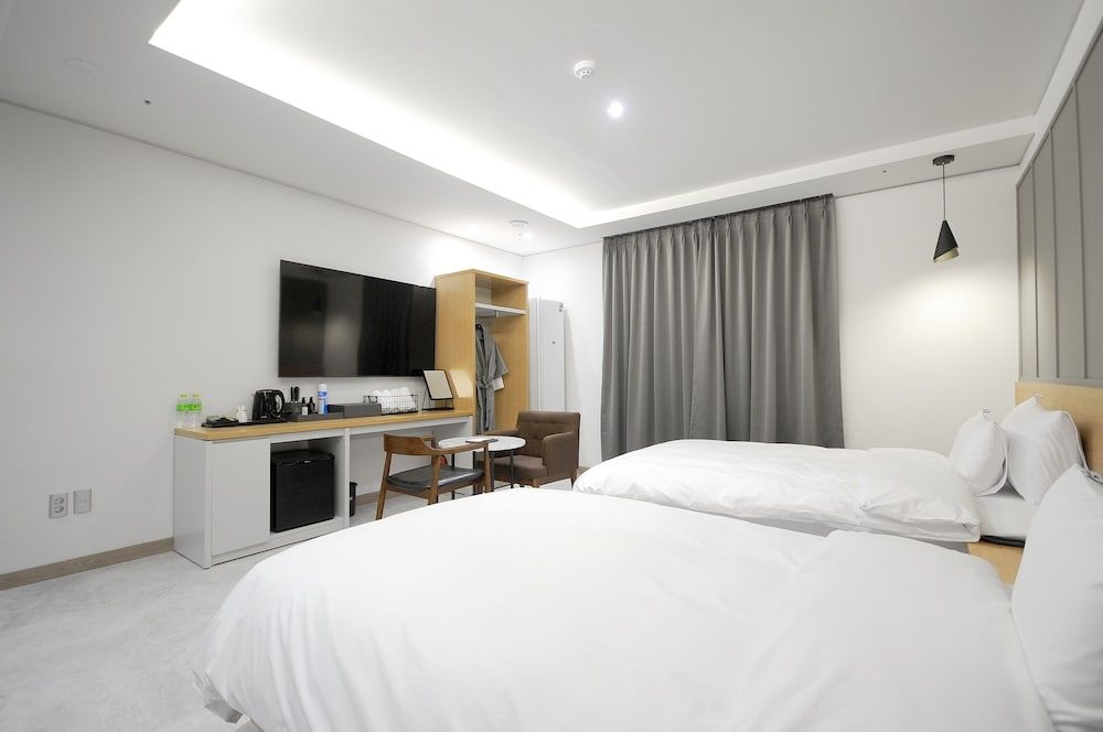 Hound Hotel Gijang Deluxe Twin Room 2