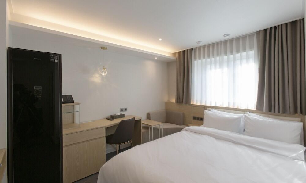 Busan Lounge 26 Hotel Standard Double Room (Lounge Access) 2