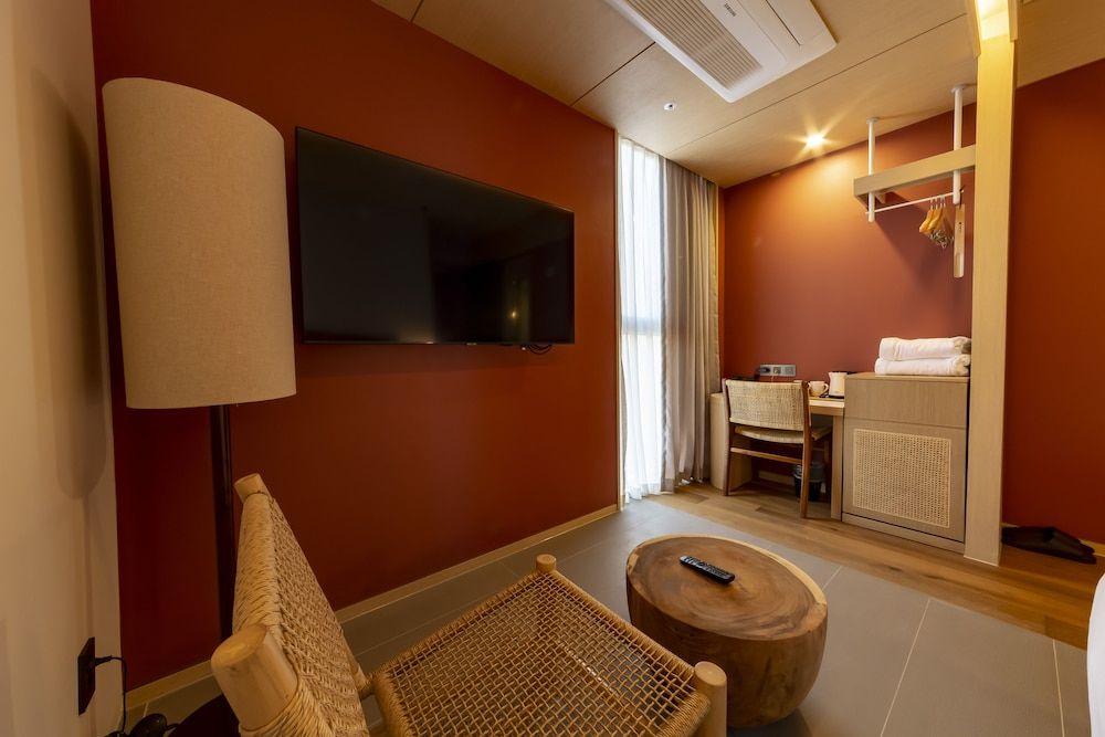 undefined Hound Hotel Signature 10