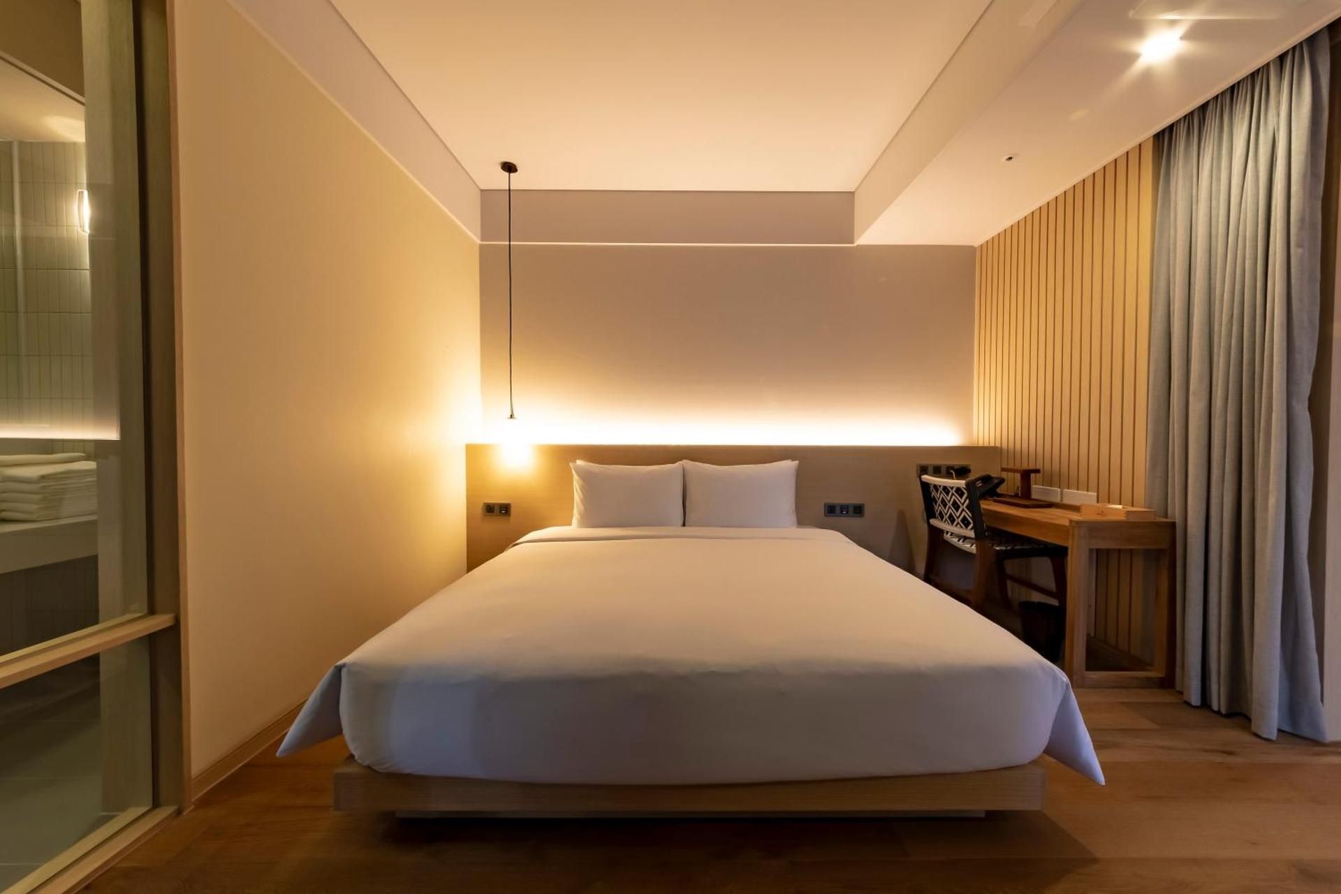 undefined Hound Hotel Signature 8