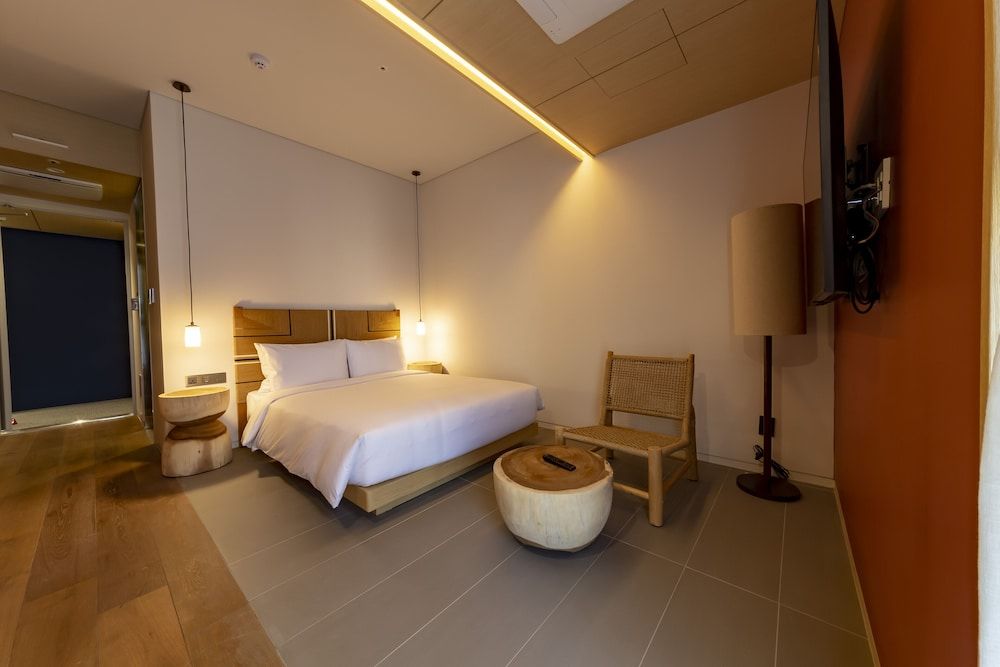 undefined Hound Hotel Signature 5