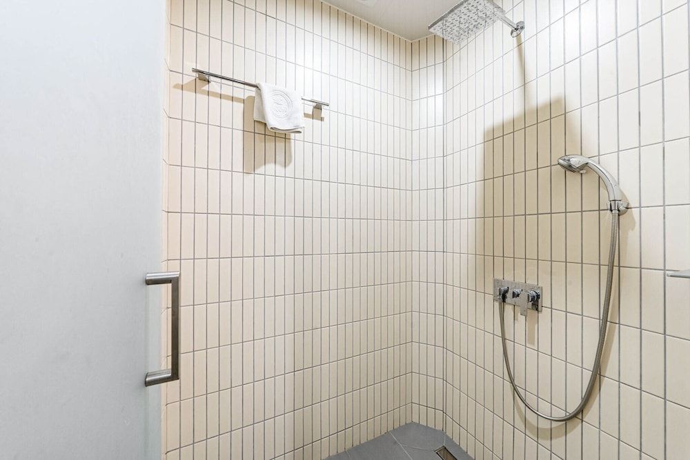 Hound Hotel Signature Deluxe Double Room 3