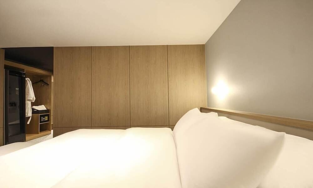 Busan Sasang Hotel The Van Deluxe Double Room 9