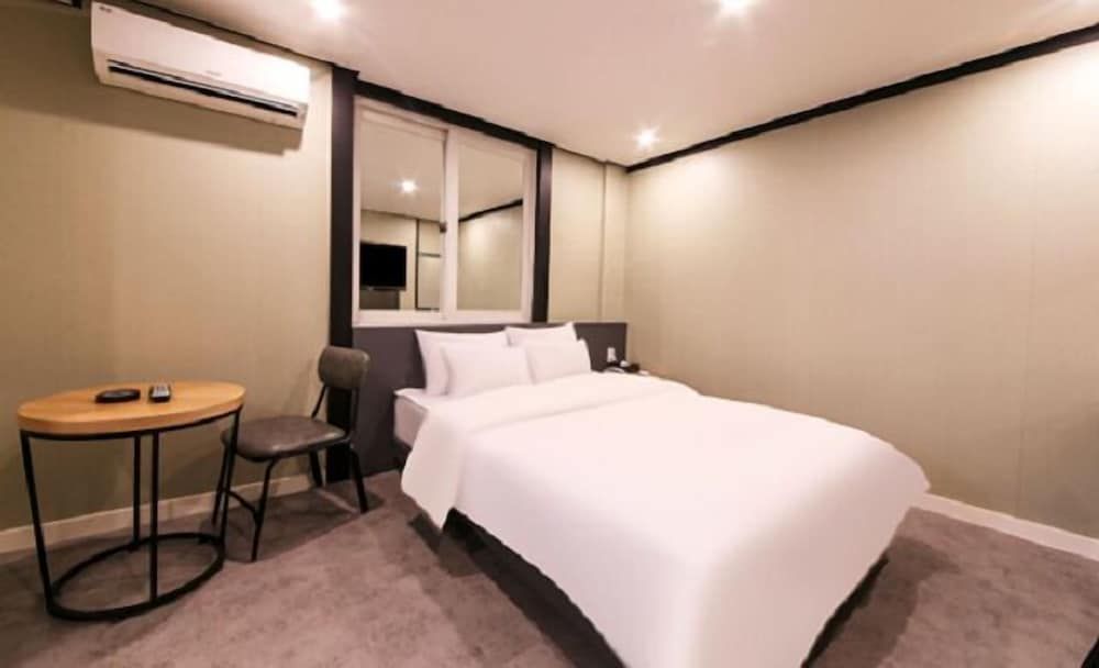 Hotel Zeta Deluxe Double Room 2