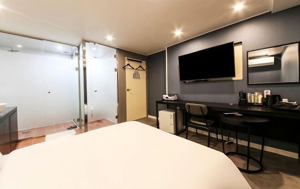 undefined Hotel Zeta 8